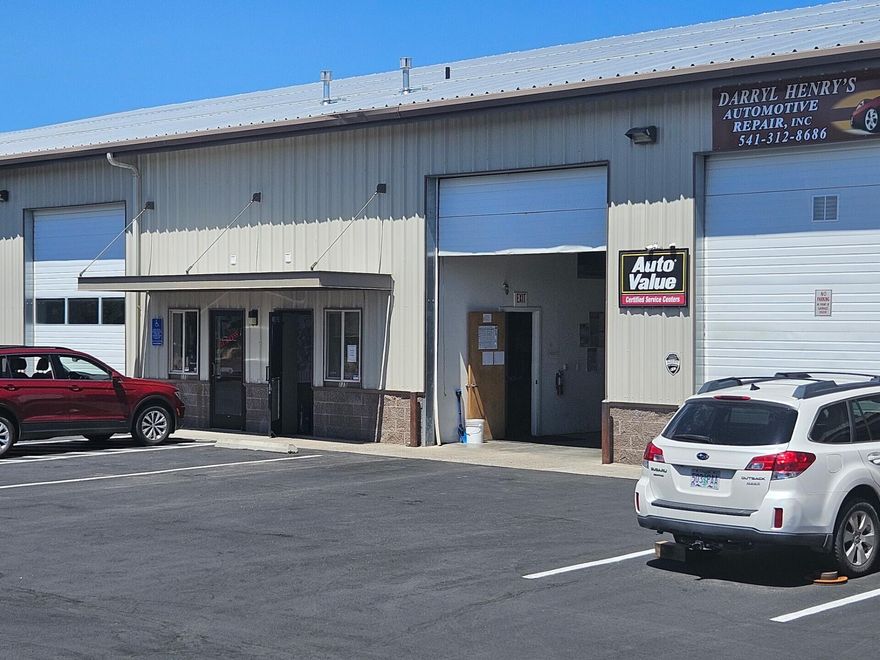 Available September 1, 2025. Hard to find 2,800 SF ''Drive Thru'' industrial unit with 2, 14 foot roll up doors, wet fire sprinkler system. and 3 Ph. power. There are 2 office with mezzanine above for additional storage. Great Eastside location just off 9th. St. NNN estimated at $0.19/SF.