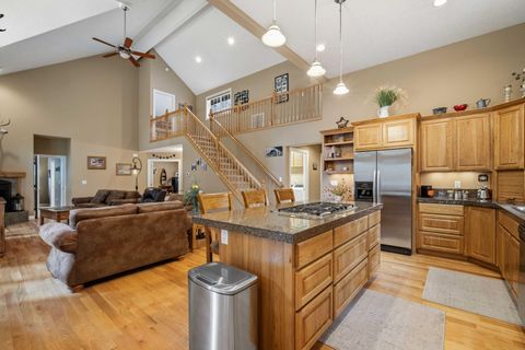 Tiny photo for 14234 Whitewater Loop, La Pine, OR 97739 (MLS # 220219917)