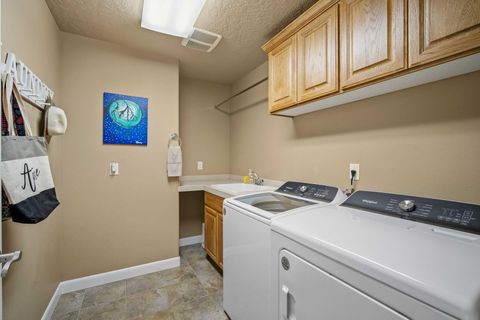 Tiny photo for 14234 Whitewater Loop, La Pine, OR 97739 (MLS # 220219917)