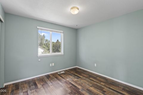 Tiny photo for 2834 SW 27th Court, Redmond, OR 97756 (MLS # 220224366)