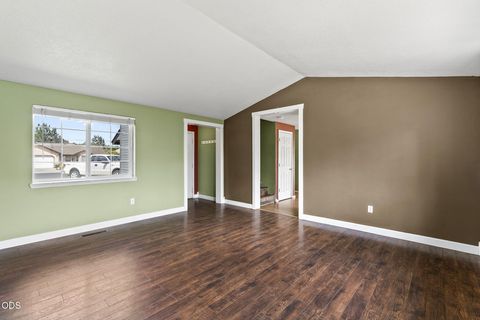 Tiny photo for 2834 SW 27th Court, Redmond, OR 97756 (MLS # 220224366)