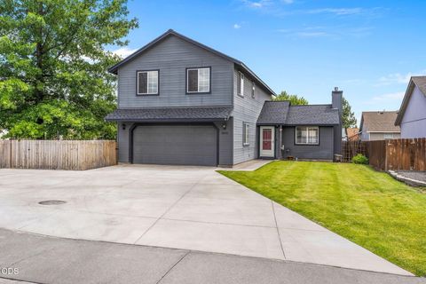 Photo of 2834 SW 27th Court, Redmond, OR 97756 (MLS # 220224366)
