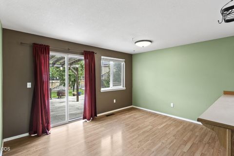 Tiny photo for 2834 SW 27th Court, Redmond, OR 97756 (MLS # 220224366)