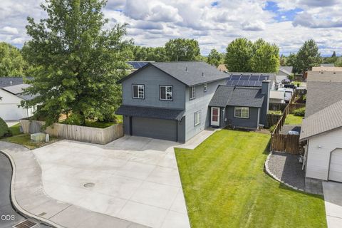 Tiny photo for 2834 SW 27th Court, Redmond, OR 97756 (MLS # 220224366)