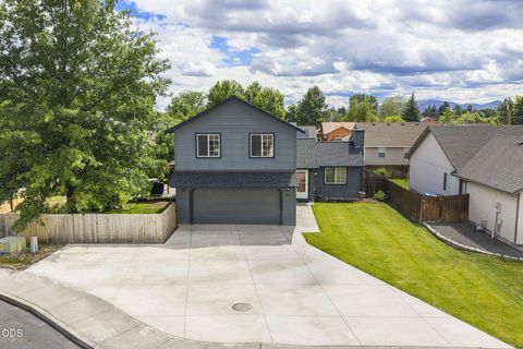 Tiny photo for 2834 SW 27th Court, Redmond, OR 97756 (MLS # 220224366)