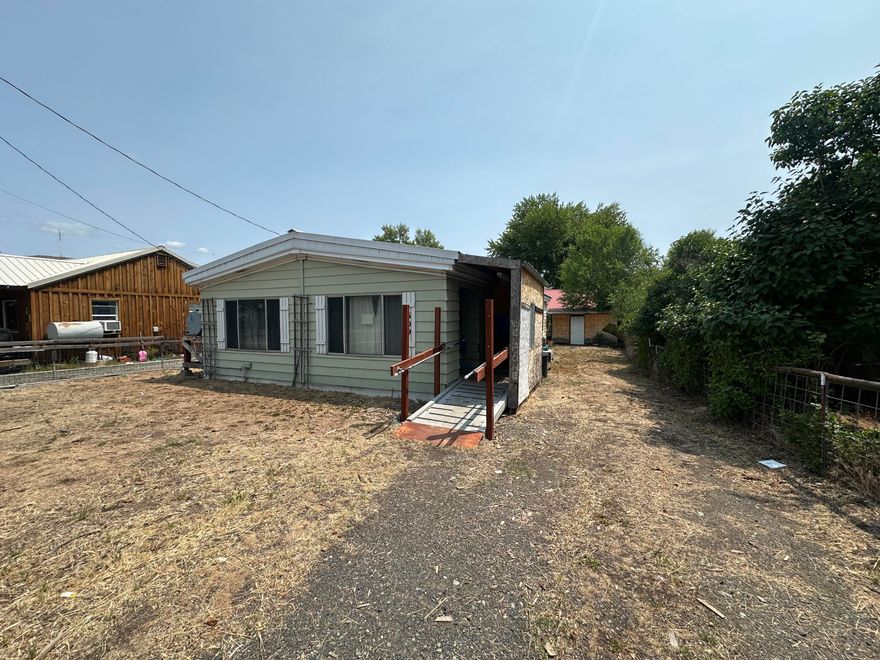 Great location, 3 bedroom 2 bathroom 1440 Sq/ft double wide. Home built in 1979 and sets on 0.11 of an acre lot. Minutes from downtown shopping, walking paths, 7th street complex which offers, fishing pond, playground, splash pad, basketball courts, tennis court and skatepark. Something for everyone. Home has an open floor plan with large living space. Call and schedule an appointment today.