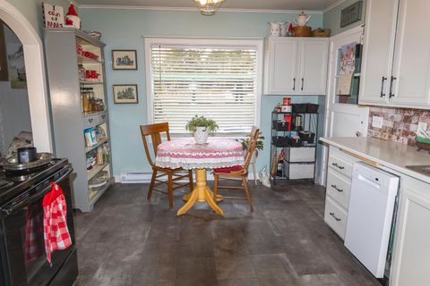 Tiny photo for 924 NE 9th Street, Bend, OR 97701 (MLS # 220215761)