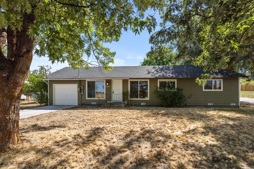 Come take a look at this darling 3 bedroom, 1 bathroom home built in 1958. This home offers 1,175 square feet and sits on a wonderful lot, offering a large fully fenced back yard. This home has some lovely updates as well as central air conditioning. Great location across the street from Conger School park, just over a mile from Morre Park and under 2 miles to the OIT Campus and Sky Lakes medical center.