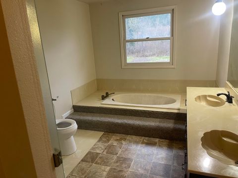 Tiny photo for 800 Sunny Glen Way, Wolf Creek, OR 97497 (MLS # 220215431)