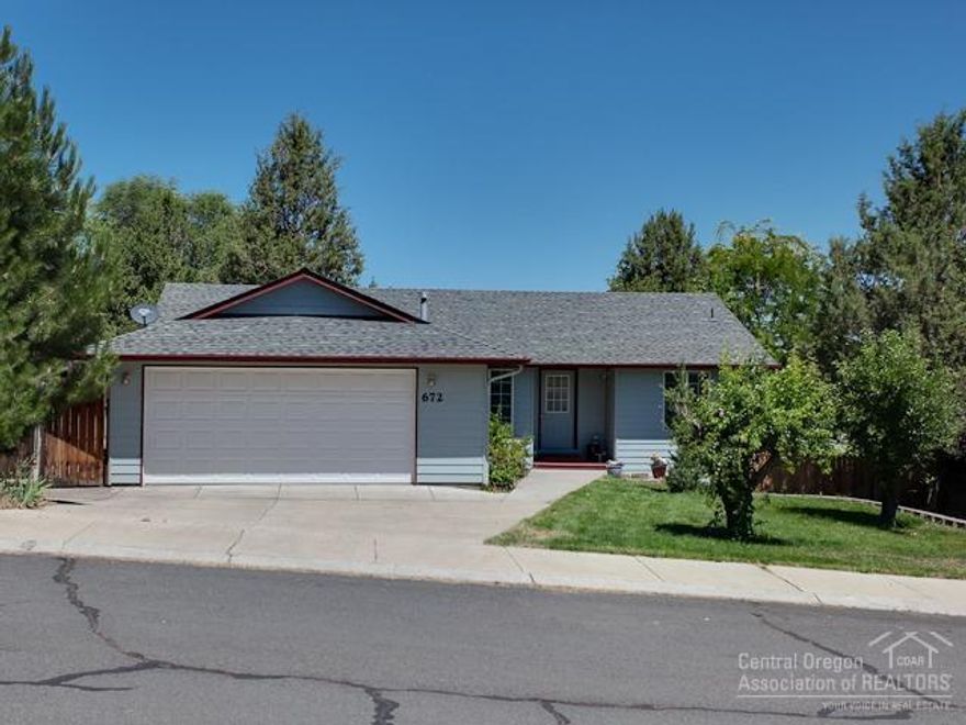 Do you want a nice, newer home located on a quiet cul de sac? This may be the home for you! Open floor plan with hardwood floors and abundant natural light from all sides. Fenced private back yard with a very nice deck, beautiful mature trees for summer time shade. Ready to move in. Do not wait, this home not last long!