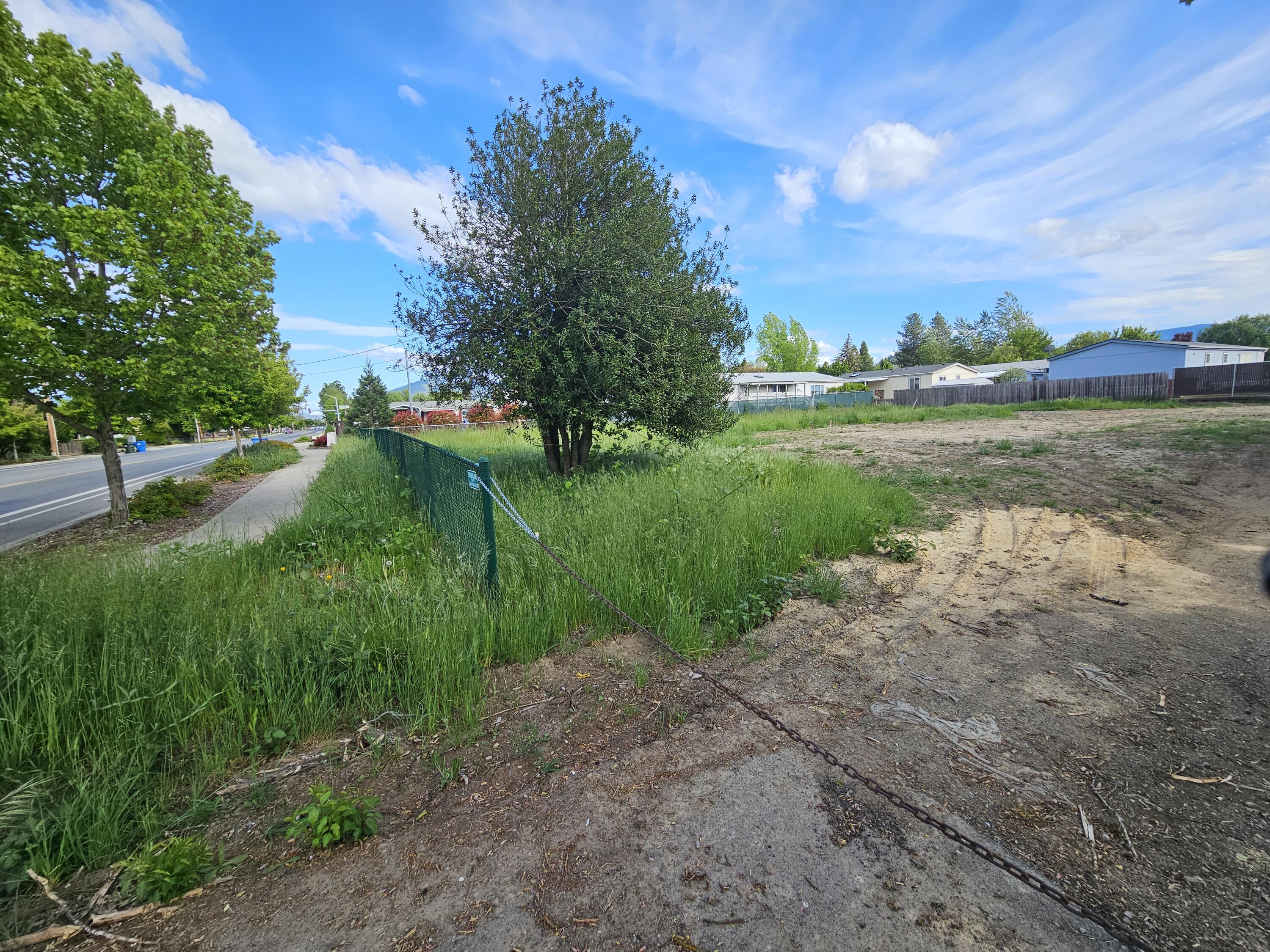 2587 Redwood Avenue