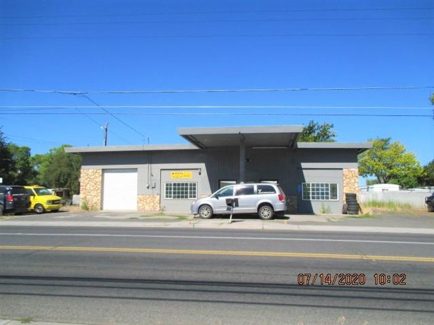 What a great location for a variety of businesses.  property has central heat and air, very clean inside, it is divided into several offices and has internet connections throughout.  High traffic count on Summers Lane.  Clear DEQ!  Year built is estimated.