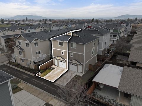 Tiny photo for 7834 Jacqueline Way, White City, OR 97503 (MLS # 220213554)