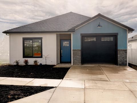 Photo of 639 Terrazzo Way, Medford, OR 97501 (MLS # 220213872)