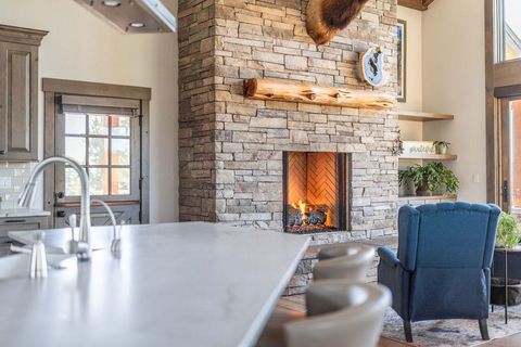 Tiny photo for 61465 White Peaks Court, Bend, OR 97702 (MLS # 220221777)
