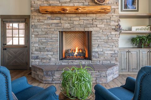 Tiny photo for 61465 White Peaks Court, Bend, OR 97702 (MLS # 220221777)