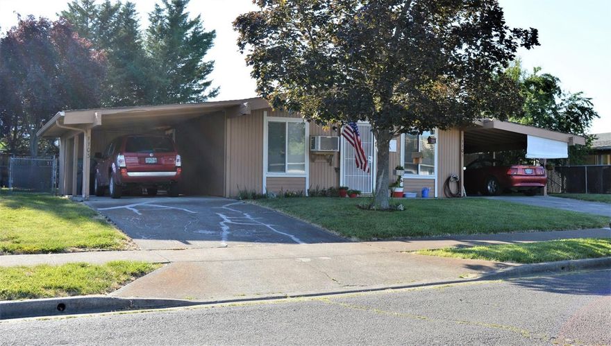 East Medford Duplex with market rents. Well maintained Duplex close to Asante Medical Center. An opportunity like this does not come up this area too often.