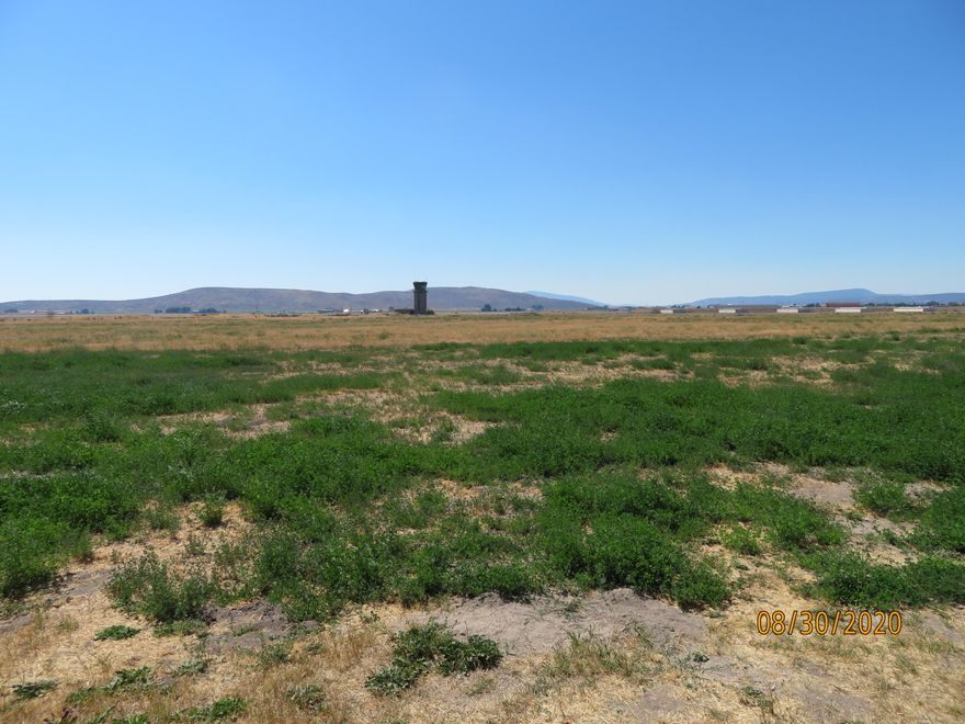 34+ ACRES, KID 'A' FARM GROUND AND POTENTIAL HOMESITE 
34.71 Acres of farm ground with Class 'A' KID water rights.  Opportunities for income producing acreage and a homesite at this price within the Henley school boundaries are rare.  Zoned EFU-C.   Use caution around old homesite.  This is not currently being irrigated.  No pump, in the past irrigation water was supplied by a diesel engine.   The last crop was alfalfa.  Sold AS-IS. 
Buyers to perform own due diligence regarding, zoning, water rights, building, utilities and airport overlays.