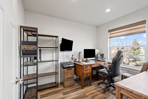 Tiny photo for 51780 Mountain Pine Street, La Pine, OR 97739 (MLS # 220215447)