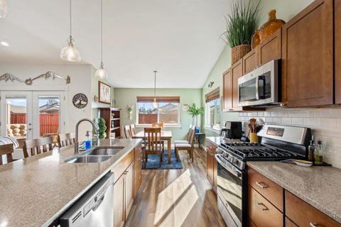 Tiny photo for 51780 Mountain Pine Street, La Pine, OR 97739 (MLS # 220215447)