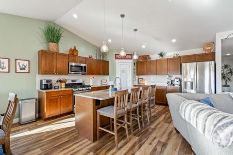 Tiny photo for 51780 Mountain Pine Street, La Pine, OR 97739 (MLS # 220215447)