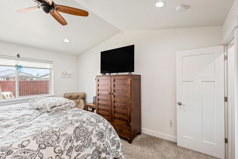 Tiny photo for 51780 Mountain Pine Street, La Pine, OR 97739 (MLS # 220215447)