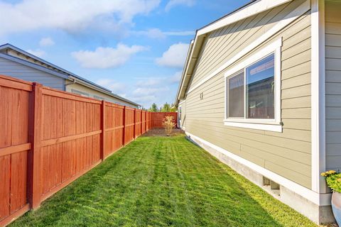 Tiny photo for 51780 Mountain Pine Street, La Pine, OR 97739 (MLS # 220215447)