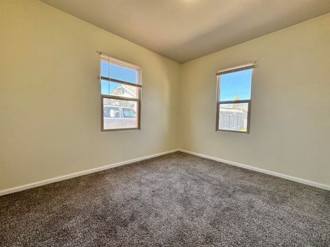 Tiny photo for 2533 Applegate Avenue, Klamath Falls, OR 97601 (MLS # 220217728)