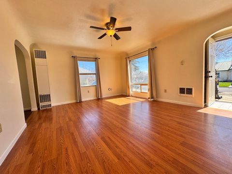 Tiny photo for 2533 Applegate Avenue, Klamath Falls, OR 97601 (MLS # 220217728)