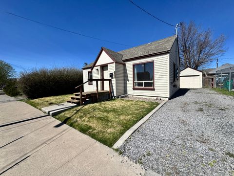 Tiny photo for 2533 Applegate Avenue, Klamath Falls, OR 97601 (MLS # 220217728)