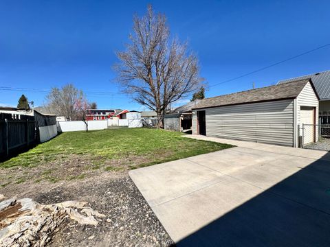 Tiny photo for 2533 Applegate Avenue, Klamath Falls, OR 97601 (MLS # 220217728)