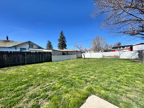 Tiny photo for 2533 Applegate Avenue, Klamath Falls, OR 97601 (MLS # 220217728)