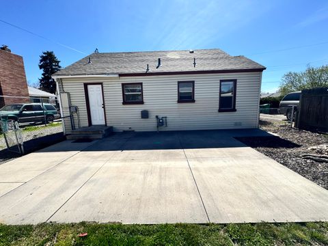 Tiny photo for 2533 Applegate Avenue, Klamath Falls, OR 97601 (MLS # 220217728)