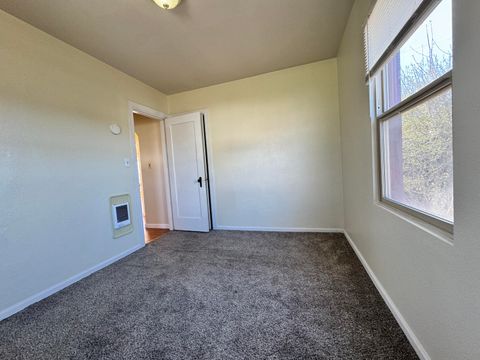 Tiny photo for 2533 Applegate Avenue, Klamath Falls, OR 97601 (MLS # 220217728)