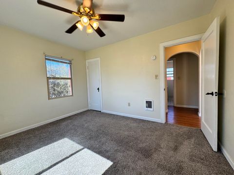 Tiny photo for 2533 Applegate Avenue, Klamath Falls, OR 97601 (MLS # 220217728)