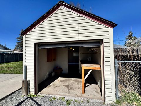 Tiny photo for 2533 Applegate Avenue, Klamath Falls, OR 97601 (MLS # 220217728)