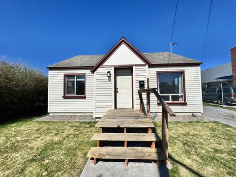 Photo of 2533 Applegate Avenue, Klamath Falls, OR 97601 (MLS # 220217728)
