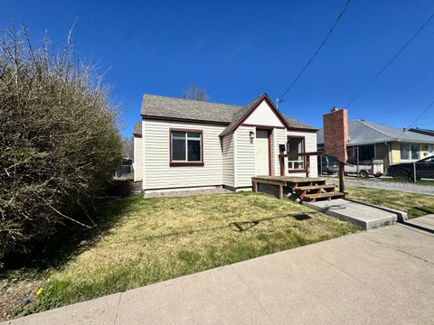 Tiny photo for 2533 Applegate Avenue, Klamath Falls, OR 97601 (MLS # 220217728)
