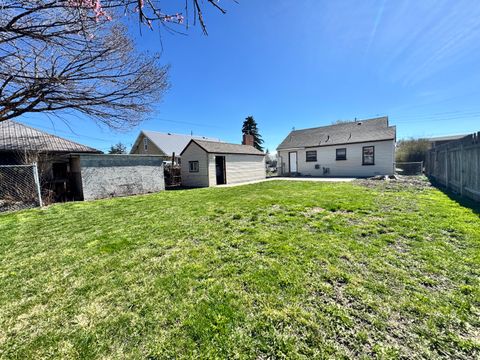 Tiny photo for 2533 Applegate Avenue, Klamath Falls, OR 97601 (MLS # 220217728)