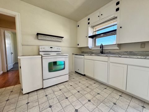 Tiny photo for 2533 Applegate Avenue, Klamath Falls, OR 97601 (MLS # 220217728)
