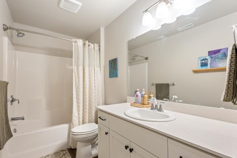 Tiny photo for 3400 NW 11th Court, Redmond, OR 97756 (MLS # 220215574)