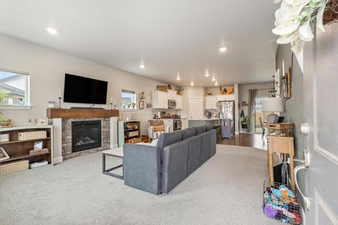 Tiny photo for 3400 NW 11th Court, Redmond, OR 97756 (MLS # 220215574)