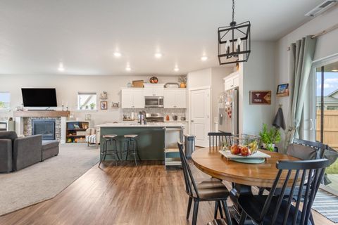 Tiny photo for 3400 NW 11th Court, Redmond, OR 97756 (MLS # 220215574)