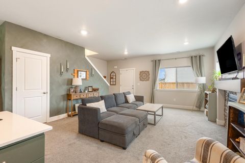 Tiny photo for 3400 NW 11th Court, Redmond, OR 97756 (MLS # 220215574)