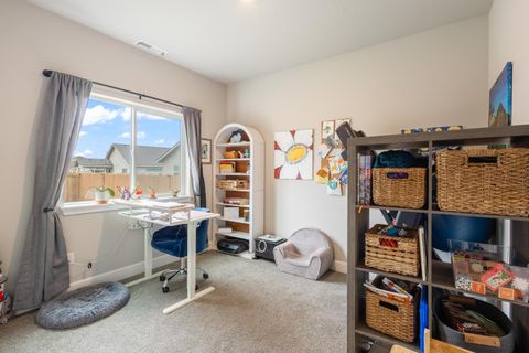 Tiny photo for 3400 NW 11th Court, Redmond, OR 97756 (MLS # 220215574)