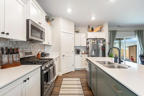 Tiny photo for 3400 NW 11th Court, Redmond, OR 97756 (MLS # 220215574)