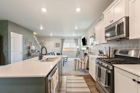 Tiny photo for 3400 NW 11th Court, Redmond, OR 97756 (MLS # 220215574)