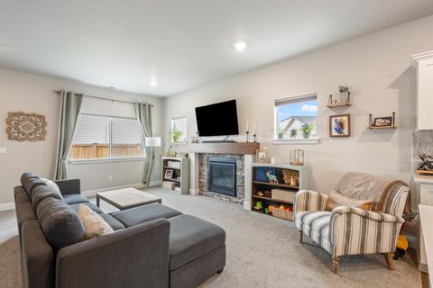 Tiny photo for 3400 NW 11th Court, Redmond, OR 97756 (MLS # 220215574)