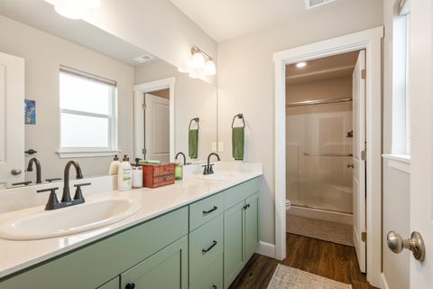 Tiny photo for 3400 NW 11th Court, Redmond, OR 97756 (MLS # 220215574)