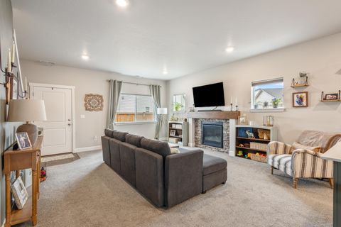 Tiny photo for 3400 NW 11th Court, Redmond, OR 97756 (MLS # 220215574)